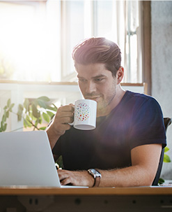 Aluno da English For Business tomando café e estudando